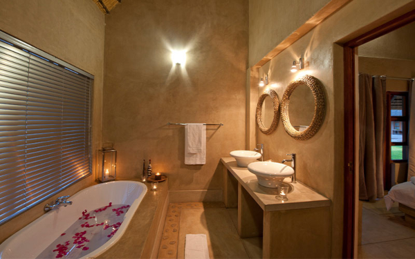 Badkuip gevuld met water en rozenblaadjes