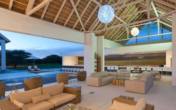 Open lounge buiten bij luxe lodge in Namibië