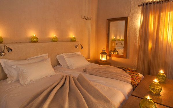 tweepersoonsbed met romantische lichtjes er omheen