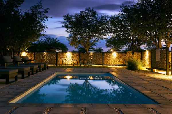 verlicht zwembad met schemerlucht