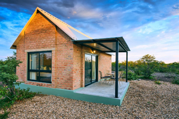 Huisje tussen de mopane bomen in Namibië