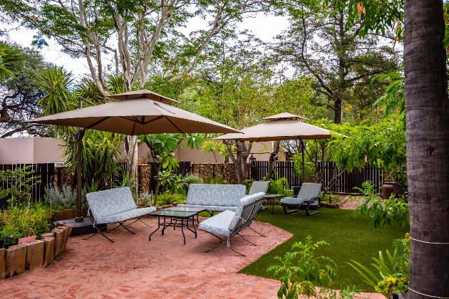 Zitjes met parasols in de binnentuin van het Londiningi Guesthouse