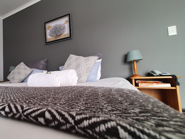 2 persoonsbed met zwart witte sprei