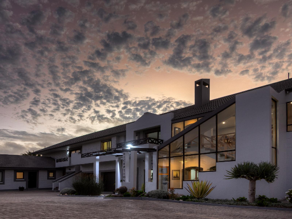 Buitenaanzicht in avondschemer van het Royal Sea Star Guesthouse