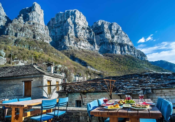 Uitzicht vanaf terras in Micro Papingo op de Astraka piek van de berg Tymfi