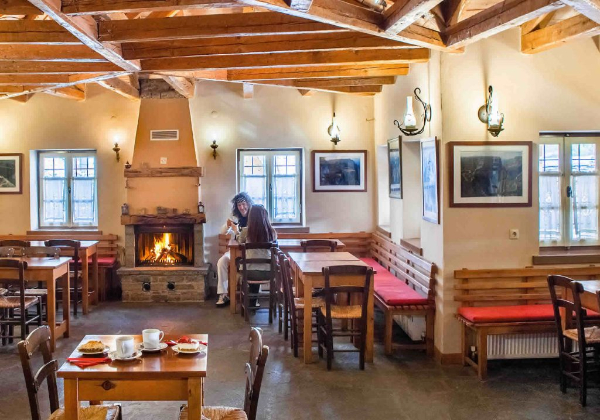 Sfeervolle taverne in de bergen van Zagoria, Griekenland