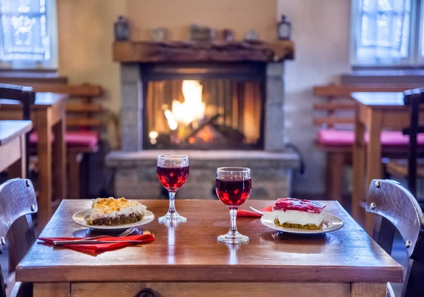 Lokale lekkernij bij het haardvuur in Zagoria, Griekenland