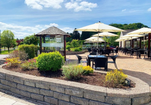 Terras met zwarte tafels en parasols,  van het Mill Park hotel in Donegal