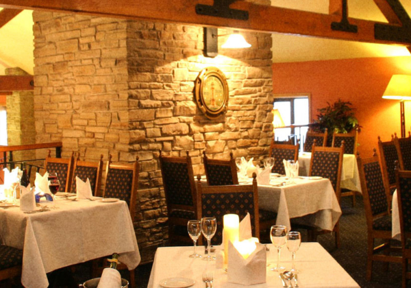 Restaurant Mill Park hotel, met wijnglazen op de voorgrond