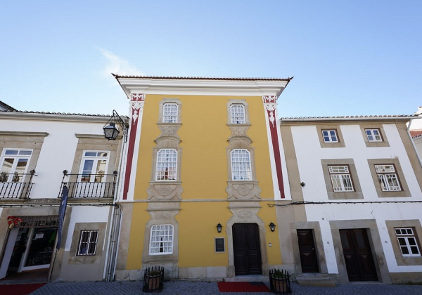 Karakteristiek Portugees gebouw, geel geverfd, waarin Casa Amarela TH & National Monument gevestigd is