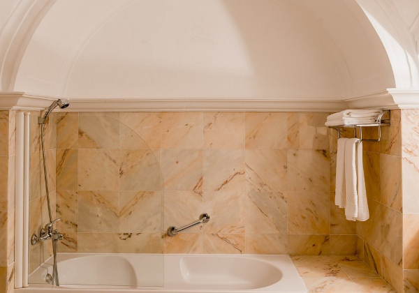 Badkamer met ligbad in Casa Amarela TH & National Monument