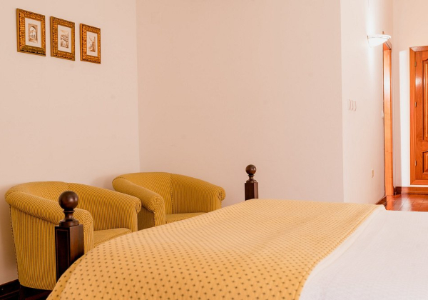 2 persoonskamer met gele stoelen op de achtergrond, in Casa Amarela TH & National Monument