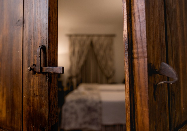 Poort naar een slaapkamer in Casa Amarela TH & National Monument, met op de achtergrond een twee persoonsbed en grijze gordijnen