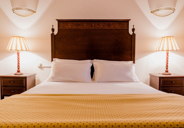 2 persoonsbed in Casa Amarela TH & National Monument, met gouden sprei over het bed