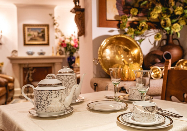 Zitkamer met op de voorgrond theeservies, in Casa Amarela TH & National Monument