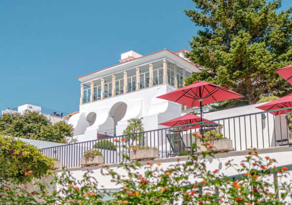 Uitzicht op het terras, met op de achtergrond het Palácio da Lousa