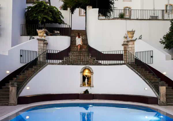 Zwembad met trap naar boven door de paleistuinen, Palácio da Lousa in Portugal