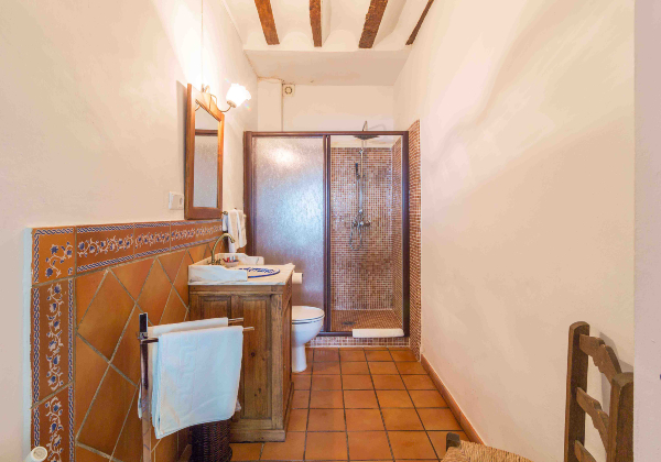 Badkamer met karakteristieke bruine tegels in Casa rural la Seguiriya, in Alhama de Granada, Spanje