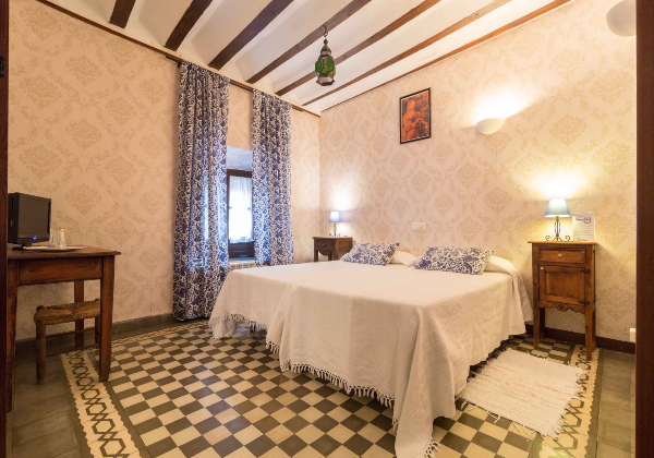 2 persoonskamer met karakteristieke Spaanse tegelvloer, in Casa rural la Seguiriya, in Alhama de Granada