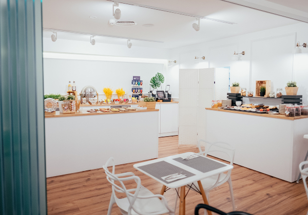 Ontbijtbuffet in ontbijtzaal hotel Cetina in Murcia