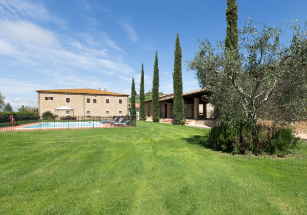 Tuin met op de achtergrond het zwembad en agriturismo le Checche