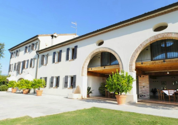 Buitenzijde van agriturismo in Italië