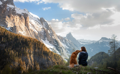 Uitzicht op de bergen met de hond