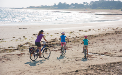 Fietsen met kinderen op het strand