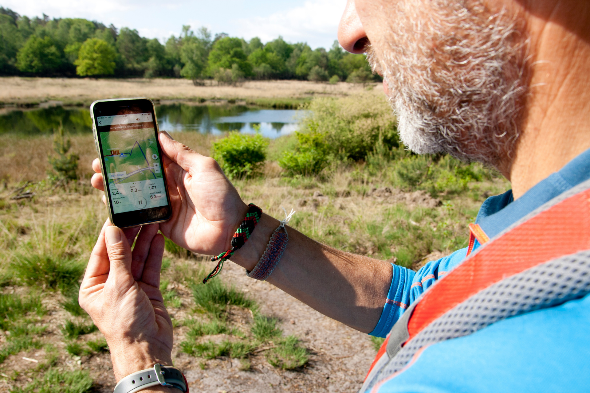 Kijken naar een smartphone met route app