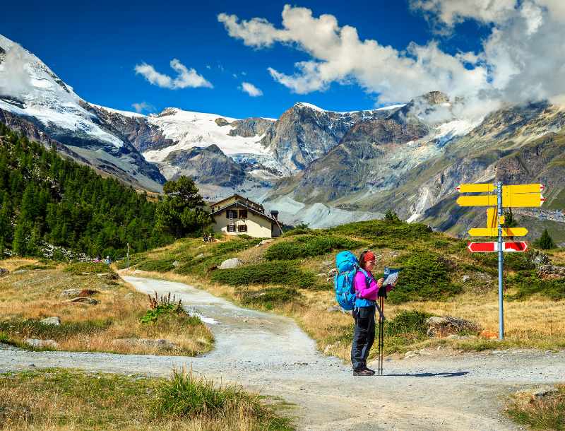 Wandelaar Zwitserland kijken op kaart
