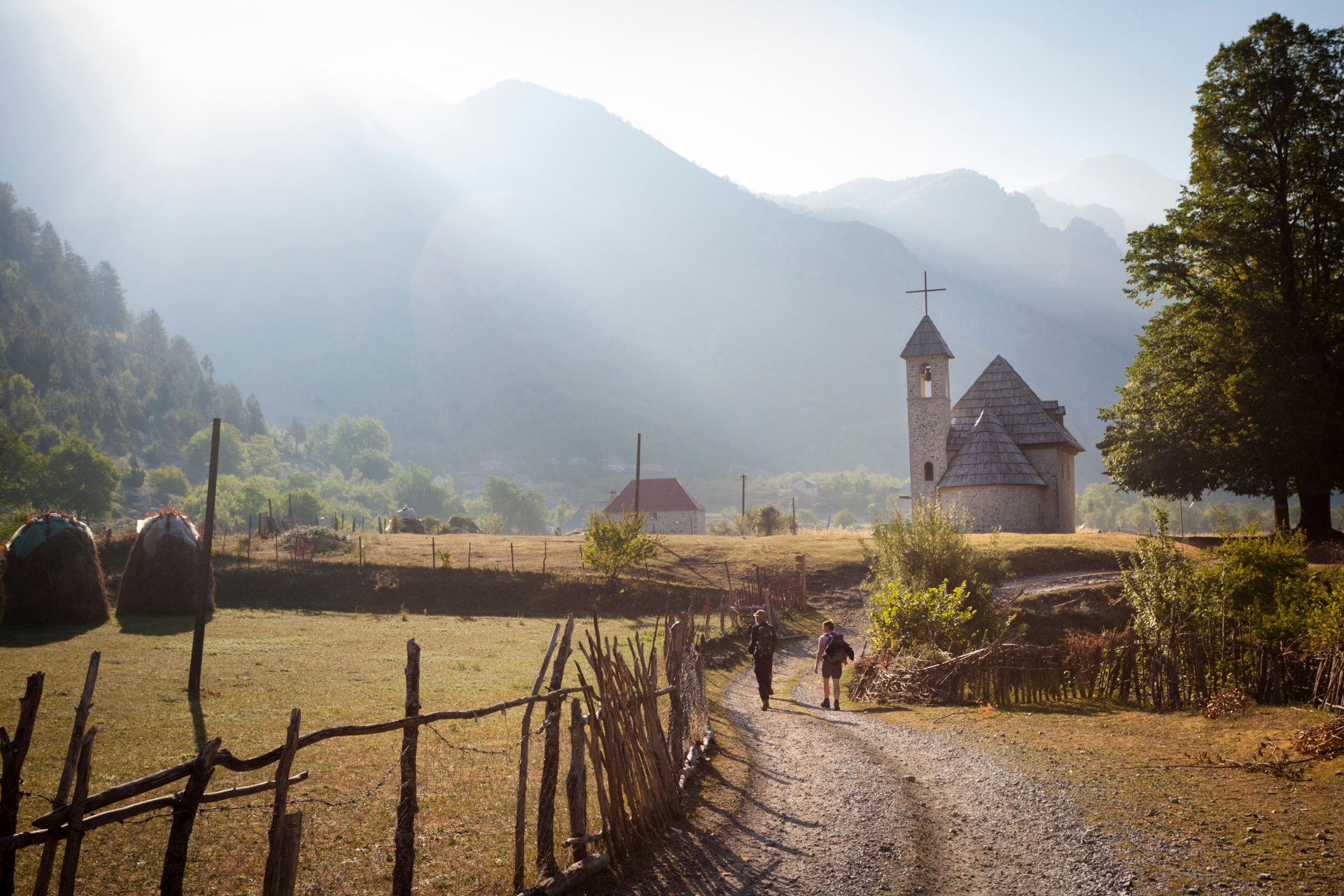 Wandelen door een dal in Albanië