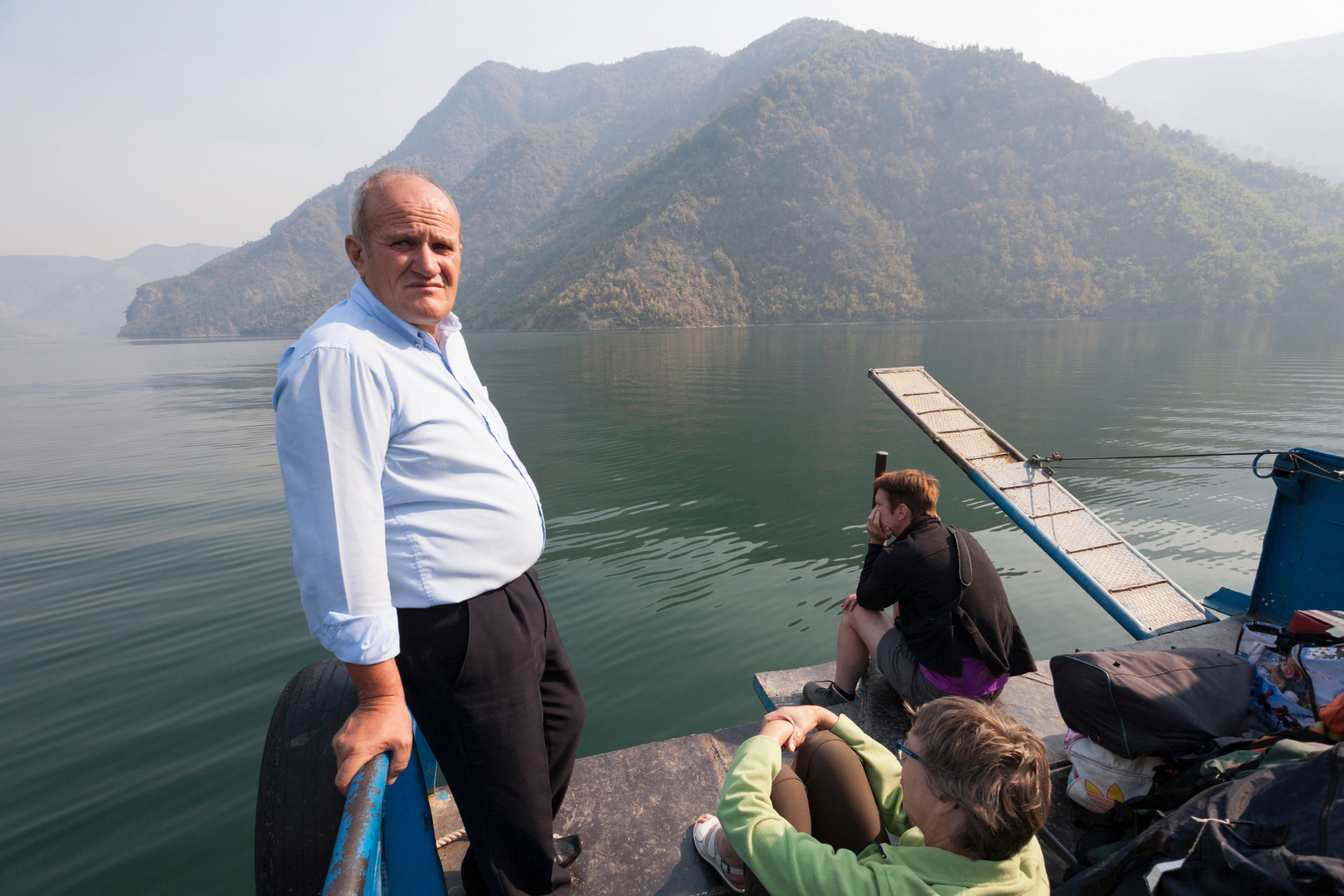 Met de boot over een meer in Albanië