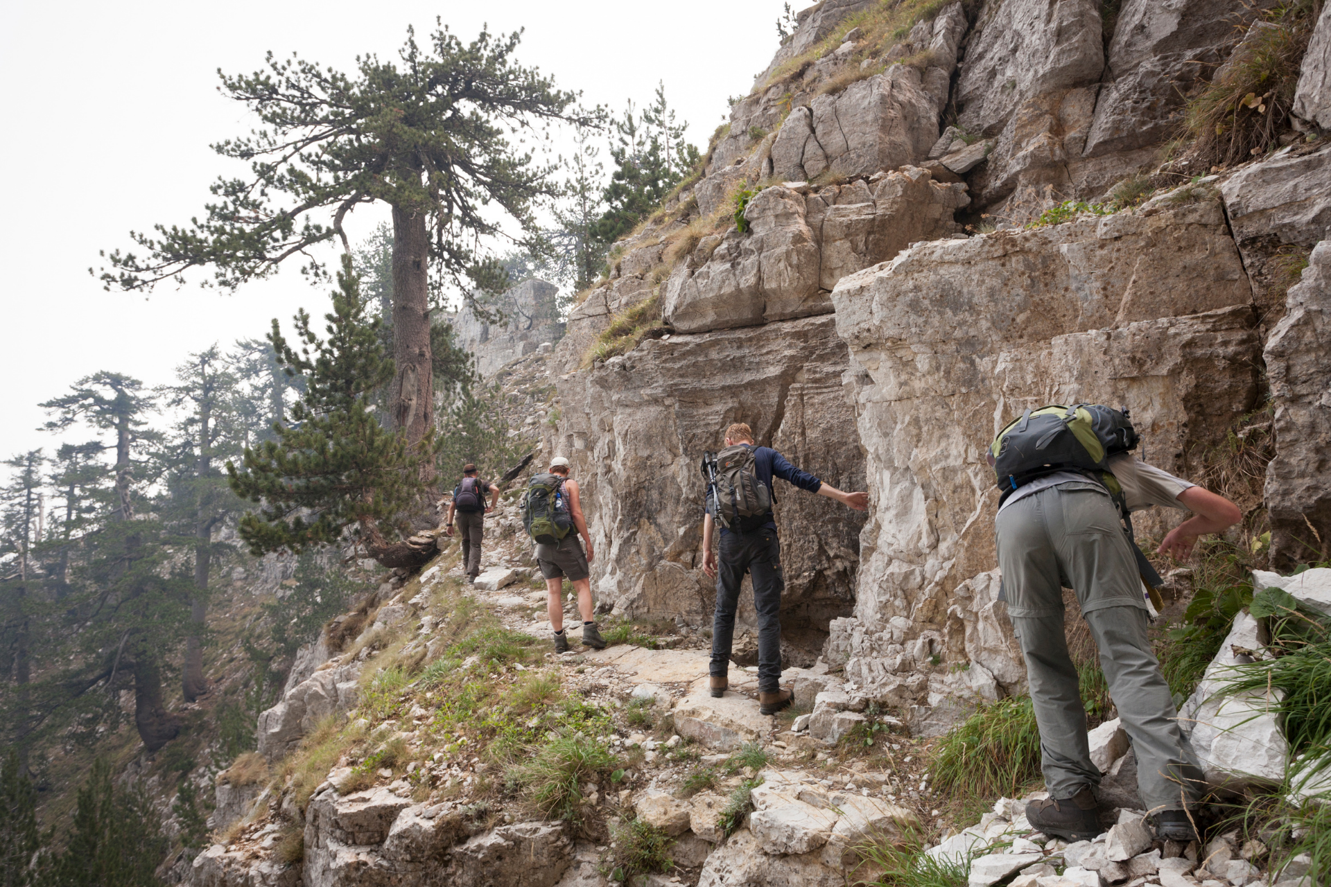 Klauteren over een smal pad in Albanië