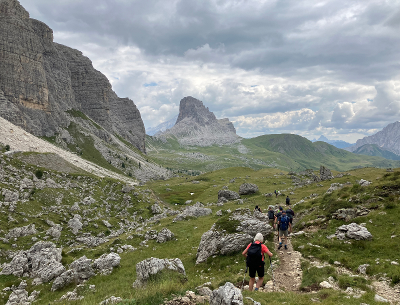 Wandelen over relatief vlak pad hoog in de Alpen