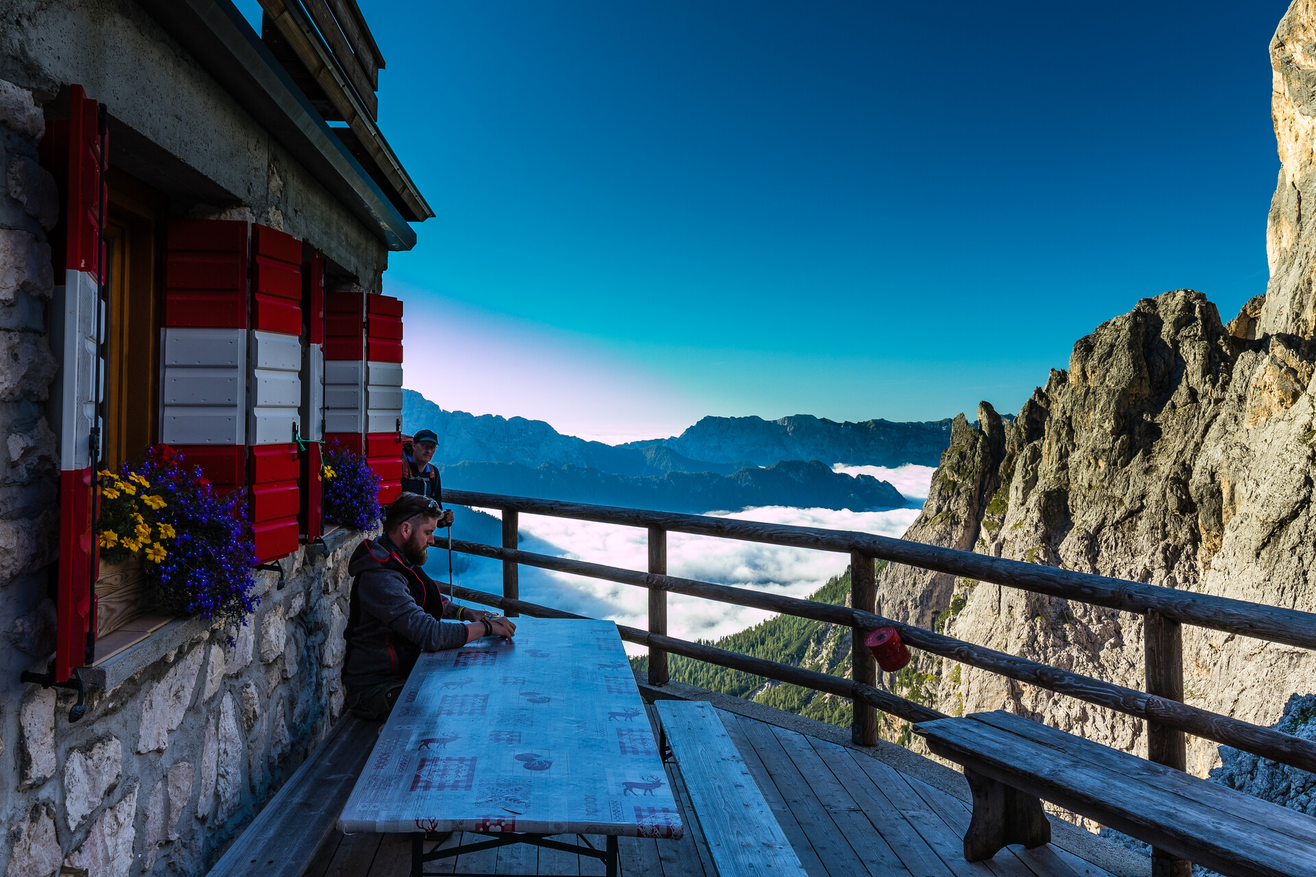 Uitzicht vanaf berghut hoog in de Alpen