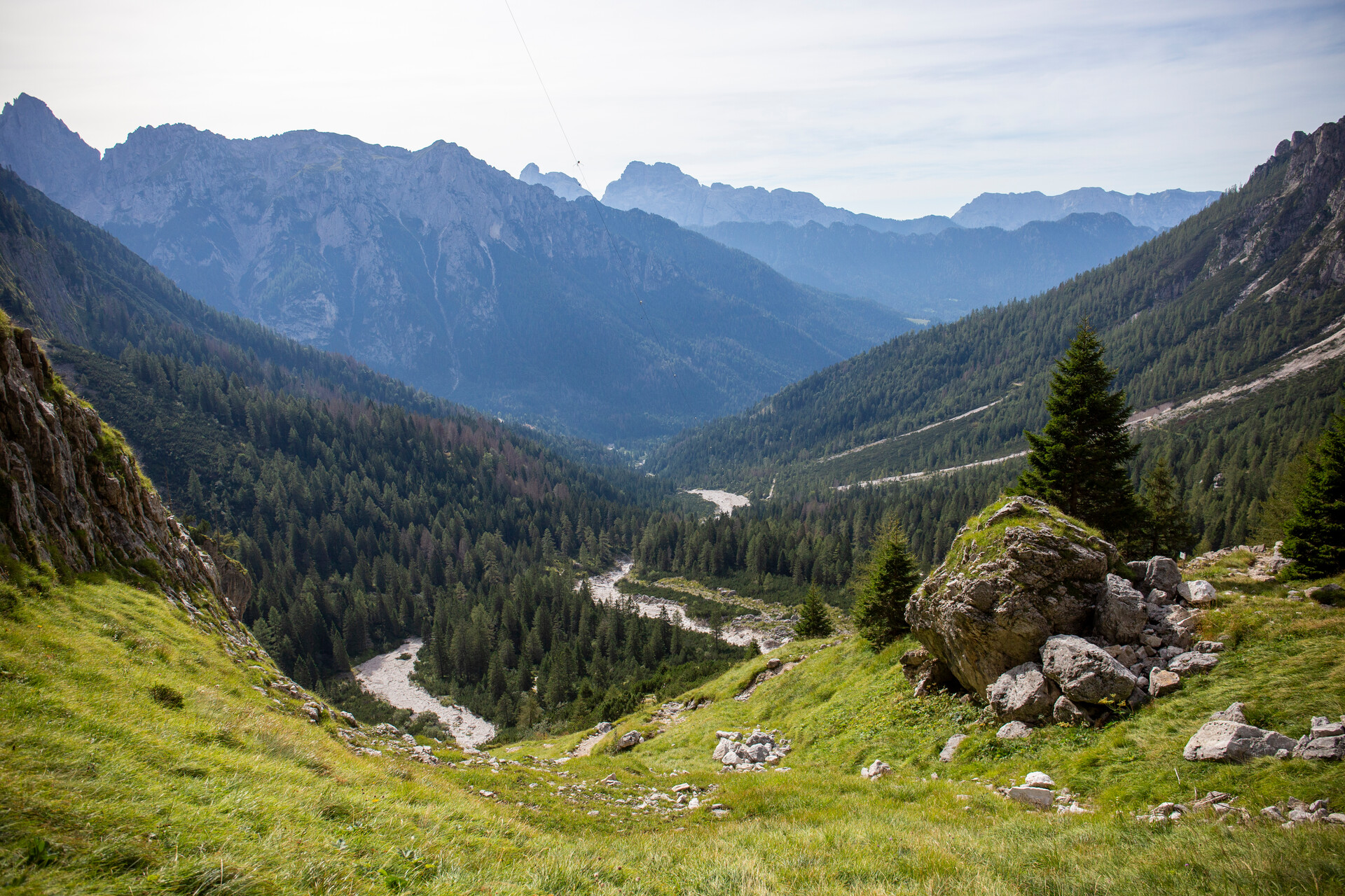 Uitzicht over groene bergen in de Alpen