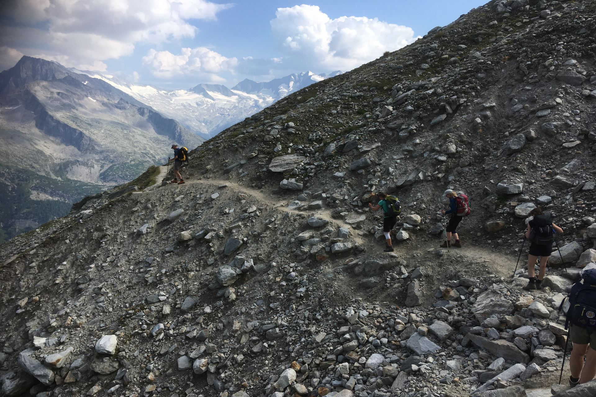 Stenige helling in de Alpen