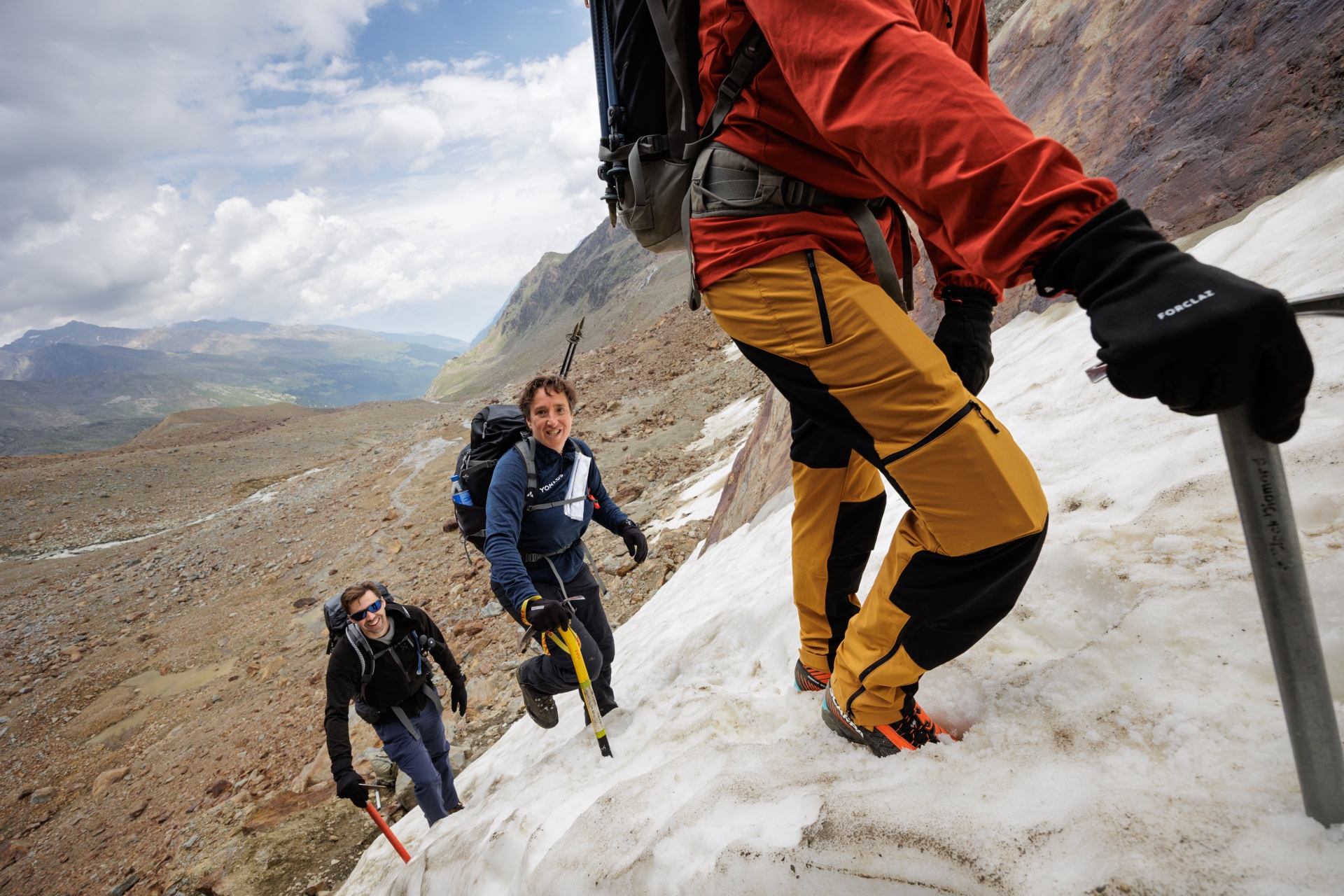 omhooglopen op sneeuwveld