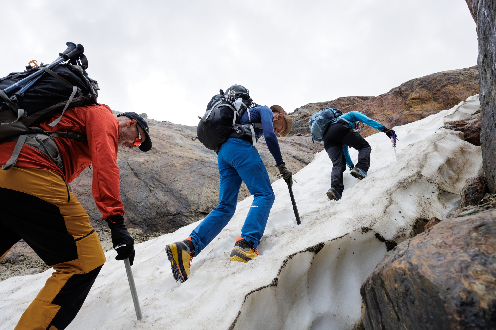 omhooglopen op sneeuwveld in de alpen
