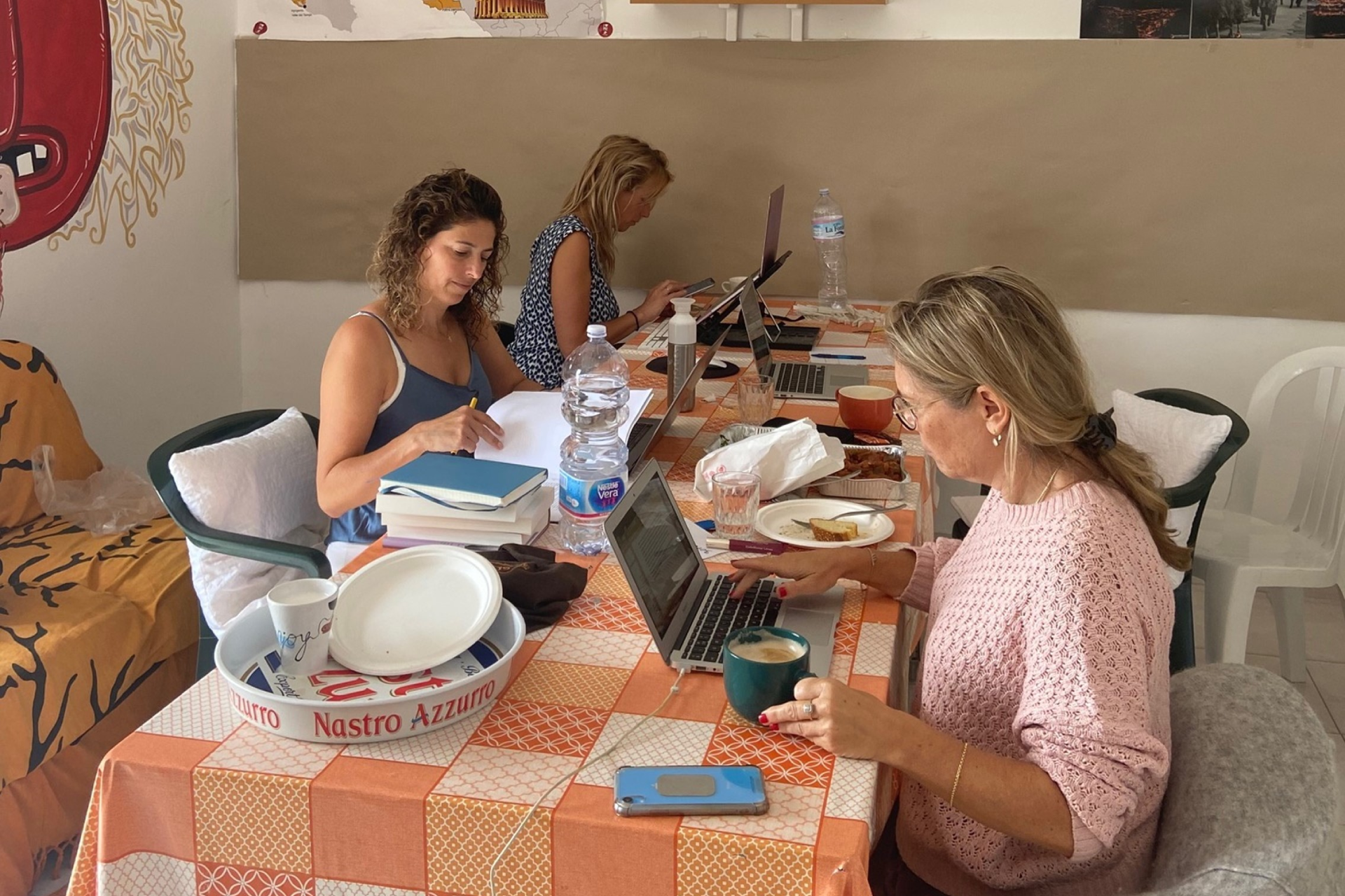 Schrijfsters aan het werk