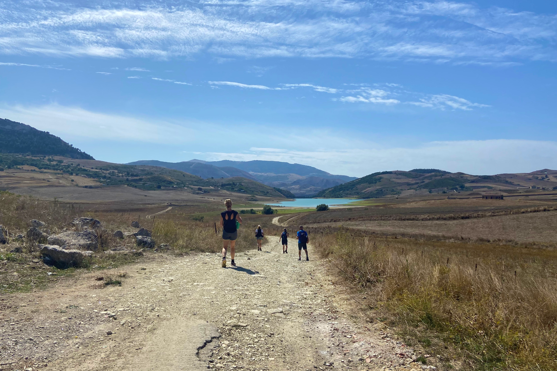 Wandelen bij het meer bij Prizzi