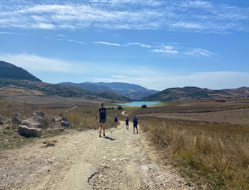 Wandelen bij het meer bij Prizzi