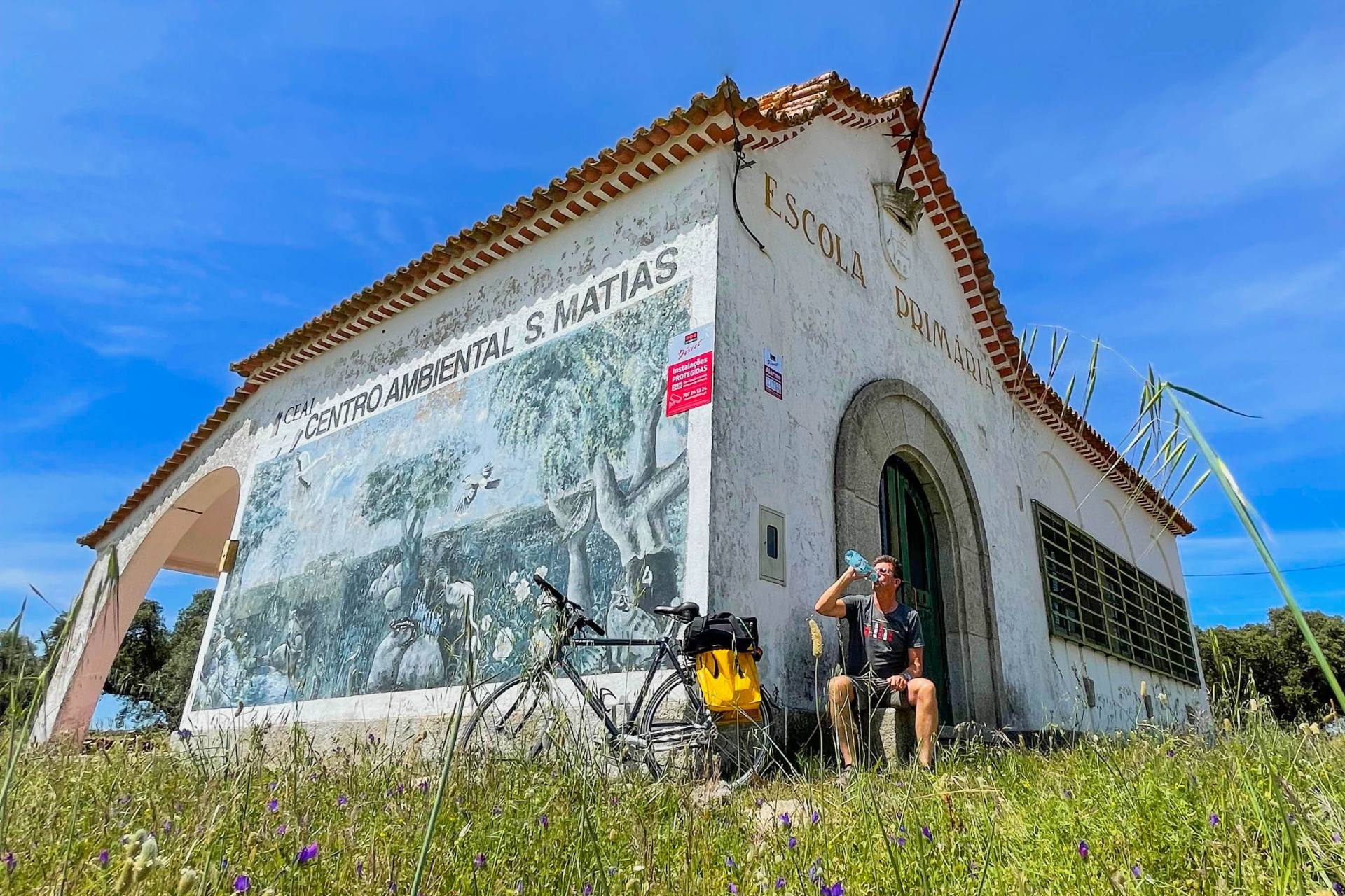 fietsvakantie alentejo-drinkpauze schooltje