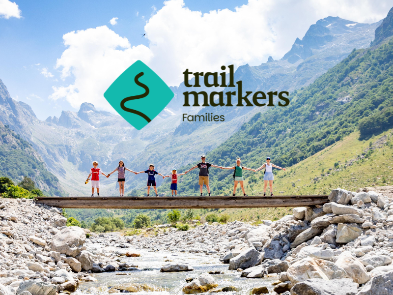Gezin op een brug voor Trail Markers Families