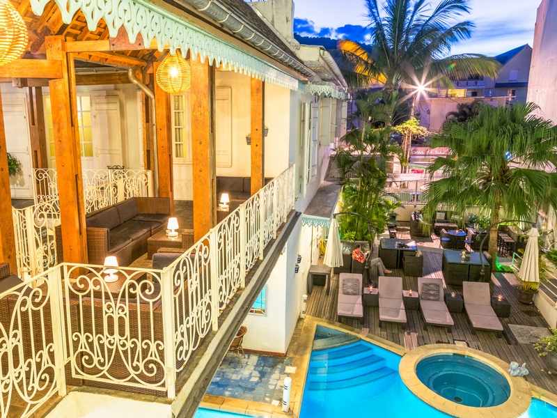 RE_DODU_TERRASSE_CHAISES_LONGUES_WEB.jpg