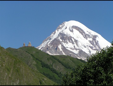 mt_kazbekgi_(5033m)_met_het_hooggelegen_gergeti_kerkje.jpg
