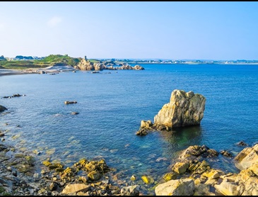 shutterstock_Arndale_Seacoast_and_view_of_the_gulf_on_the_Guernsey_island.jpg