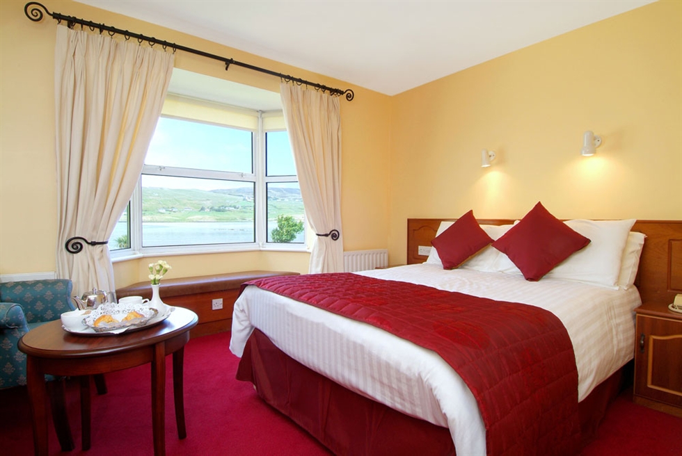 Arnolds_hotel_bed1.jpg