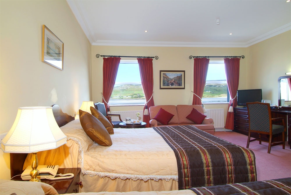 Arnolds_hotel_bed4.jpg