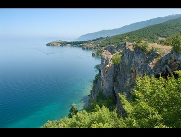 de_steile_oever_meer_van_Ohrid_-_shutterstock-ollirg.jpg